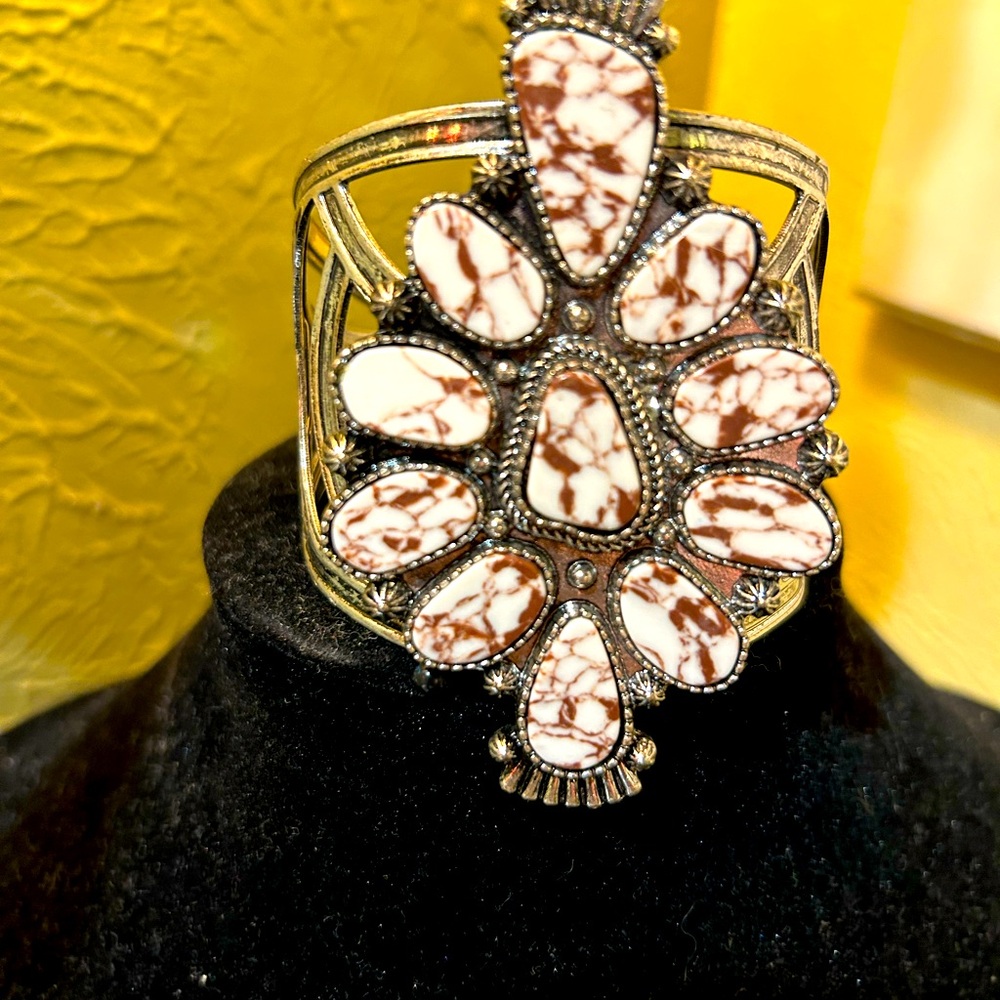 Costume jewelry bracelet